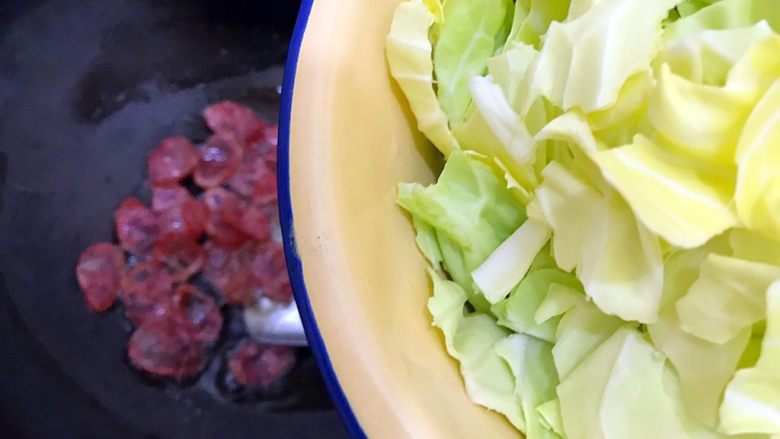 锦衣玉食～圆白菜洋葱炒腊肠,下圆白菜