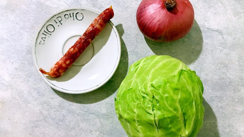 锦衣玉食~圆白菜洋葱炒腊肠,首先我们准备好所有食材
