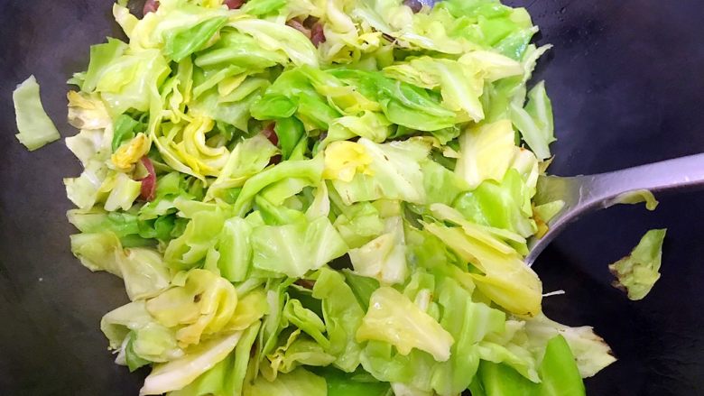 锦衣玉食~圆白菜洋葱炒腊肠,转中大火,翻炒至圆白菜变软