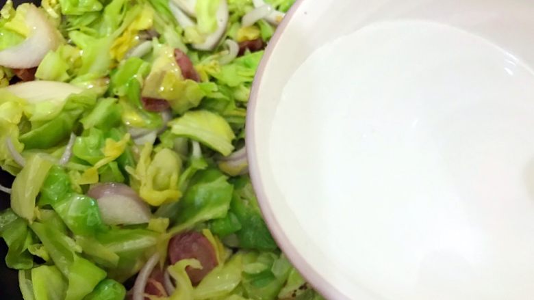 锦衣玉食~圆白菜洋葱炒腊肠,加少许热开水
