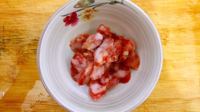 锦衣玉食~圆白菜洋葱炒腊肠,<a style='color:red;display:inline-block;' href='/shicai/ 4536'>腊肠</a>稍微冲洗一下之后斜45°切成薄片,备用