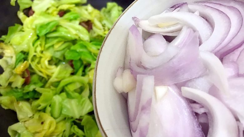 锦衣玉食~圆白菜洋葱炒腊肠,下洋葱