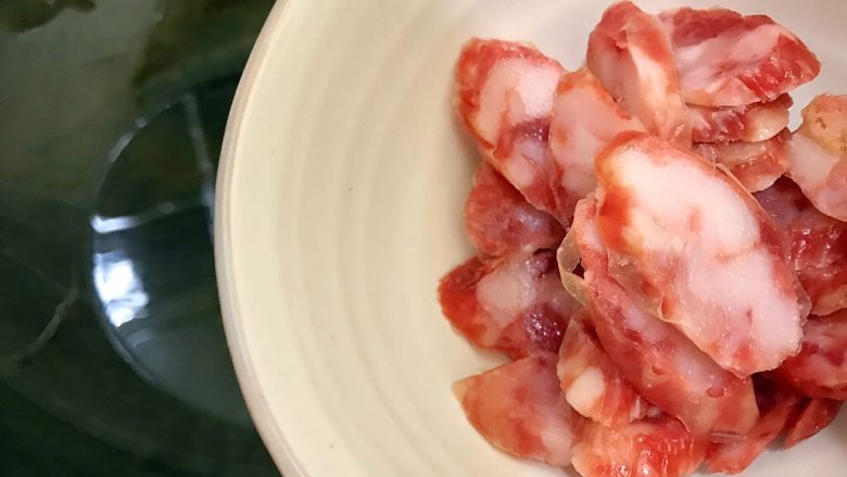 锦衣玉食~圆白菜洋葱炒腊肠,下腊肠