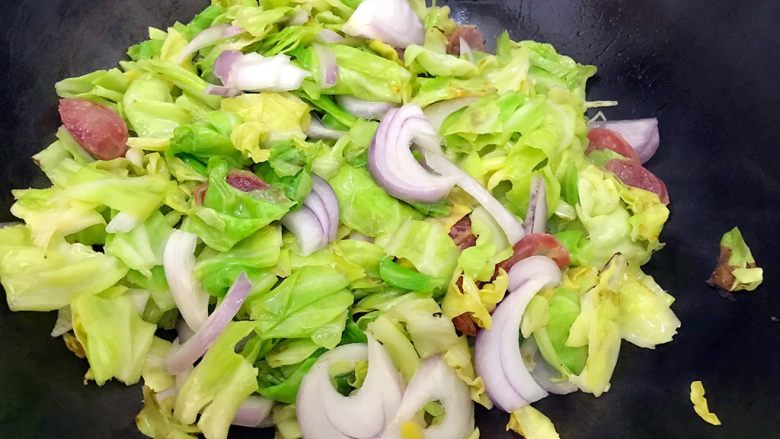 锦衣玉食~圆白菜洋葱炒腊肠,翻炒片刻