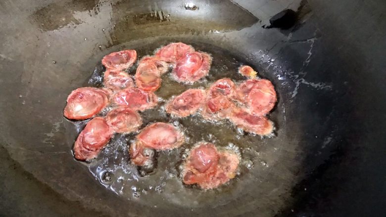 锦衣玉食~圆白菜洋葱炒腊肠,小火煸炒至腊肠变色