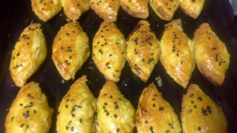 #新年甜点#酥酥心心香蕉果仁酥,10分钟时间到,表皮已经焦黄非常起酥了
