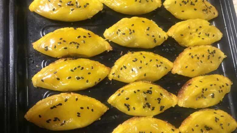#新年甜点#酥酥心心香蕉果仁酥,再撒上黑芝麻,再次放入烤箱180度10分钟,继续烤