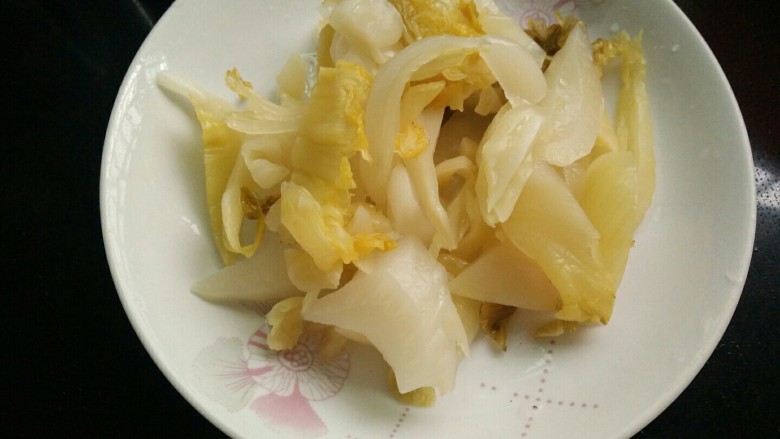 酸菜水煮钉螺,洗一下切条,大小随意