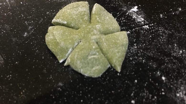 草莓奥利奥雪媚娘 | 大福,叶子就擀平用刀割出叶子形状
花就用一个圆压扁割五条线