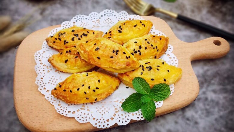 #新年甜点#酥酥心心香蕉果仁酥,金灿灿,香喷喷,酥的掉渣的香蕉果仁酥做零食或下午茶都非常不错哦!