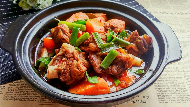 年菜 红红火火过大年&胡萝卜炖羊肉,成品图来一张,美味诱人。