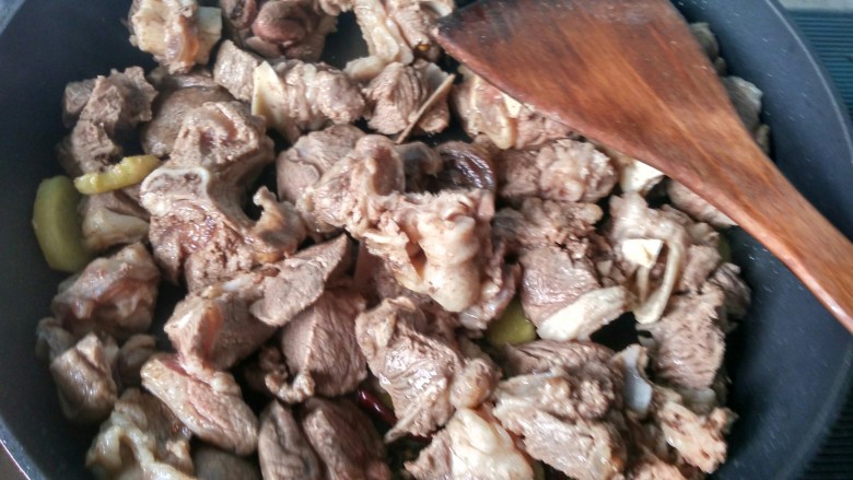 年菜 红红火火过大年&胡萝卜炖羊肉,倒入羊肉翻炒。