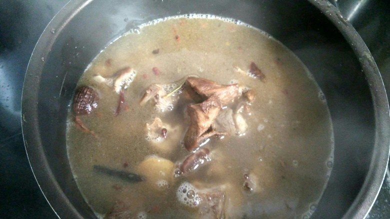 年菜 红红火火过大年&胡萝卜炖羊肉,倒入电压力锅中。