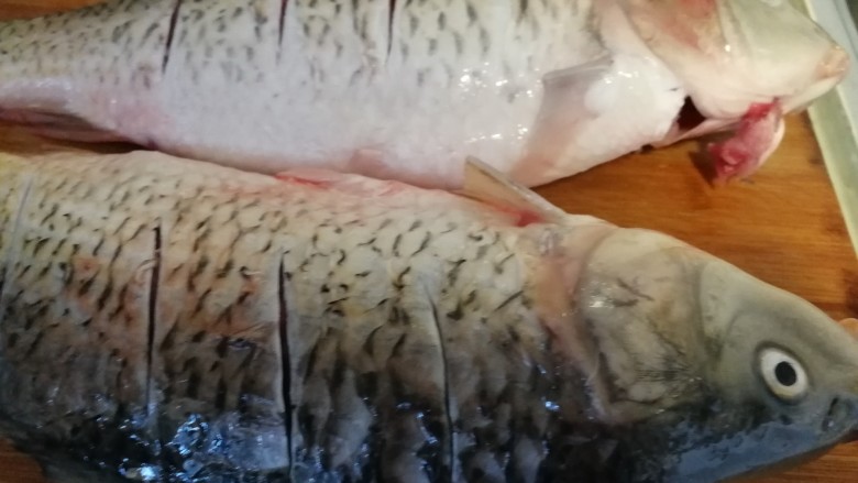 年夜菜_麻辣清蒸江鲫鱼&一锅两吃,正反两面都划三刀(如图)