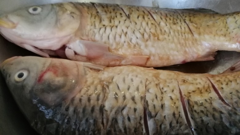 年夜菜_麻辣清蒸江鲫鱼&一锅两吃,把盐也是同样抹到两个鱼身上。