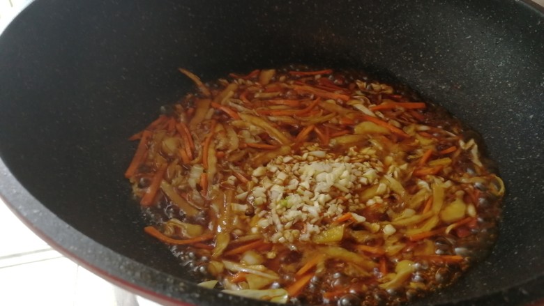 年夜菜_麻辣清蒸江鲫鱼&一锅两吃,加红烧酱油和蒜末