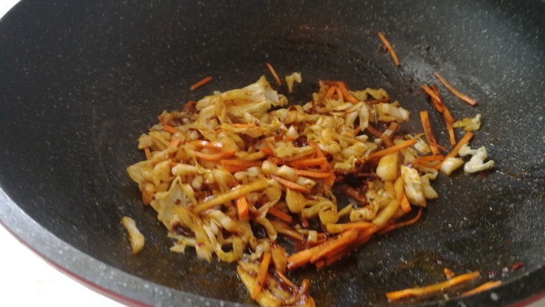 年夜菜_麻辣清蒸江鲫鱼&一锅两吃,加白菜丝和胡萝卜丝加盐,糖,加香醋翻炒。