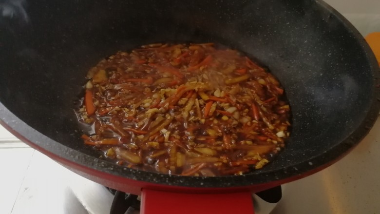 年夜菜_麻辣清蒸江鲫鱼&一锅两吃,加半碗水翻炒出汤汁(如图)。