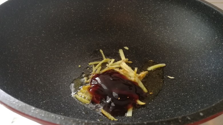 年夜菜_麻辣清蒸江鲫鱼&一锅两吃,第二条鱼,油热炒姜丝,放耗油,多放一点。