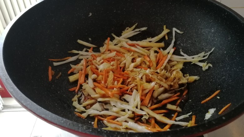 年夜菜_麻辣清蒸江鲫鱼&一锅两吃,加胡萝卜丝和白菜丝,加盐和糖加香醋翻炒。