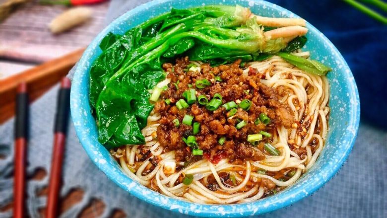 #重庆地方特色#重庆麻辣炸酱面,加上适量的炸酱再撒上葱花,早,中,晚餐这样来上一碗也是很知足了