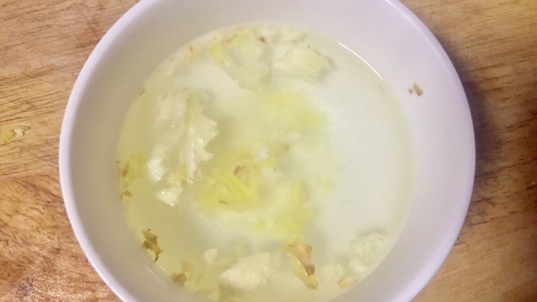 #重庆地方特色#重庆麻辣炸酱面,老姜大蒜泥里加入鲜开水,搅拌下调成老姜蒜泥水