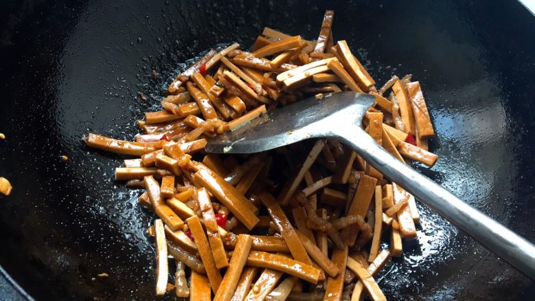 香葱炒豆干,翻炒,加入盐