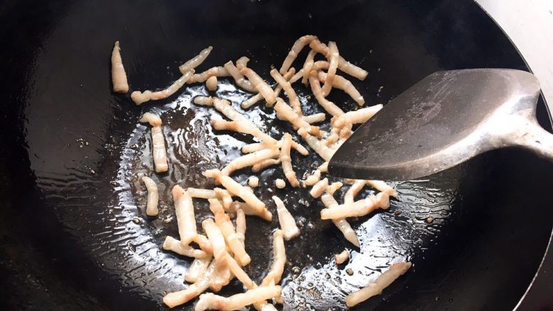 香葱炒豆干,放少许油,然后把肉放进去煸炒
