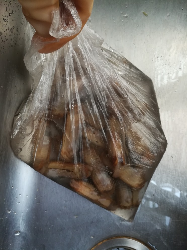 豆腐葱花蛏汤,因为蛏还带着海土,所以花了一点时间来洗涤。