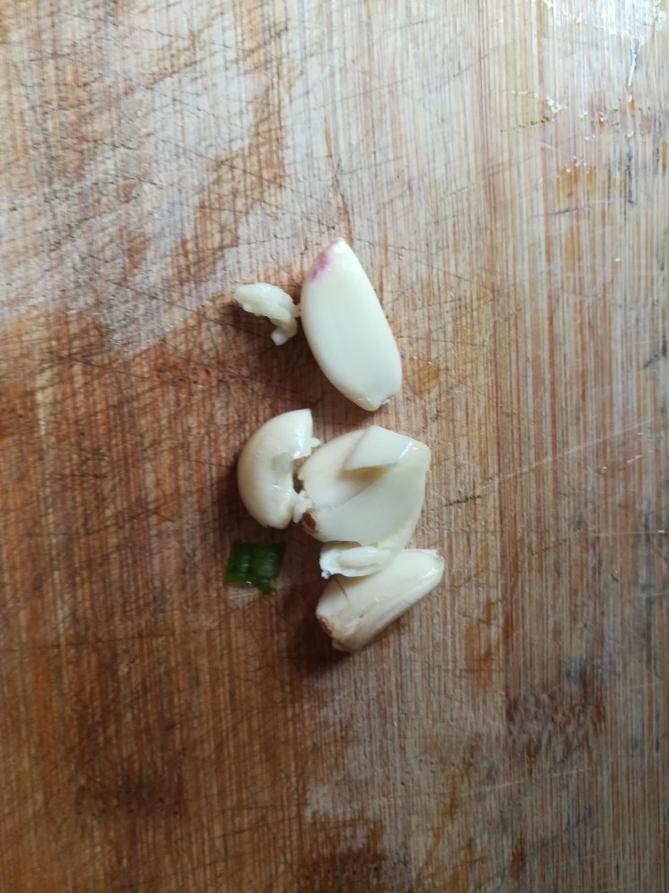 豆腐葱花蛏汤,酸去皮,拍碎。