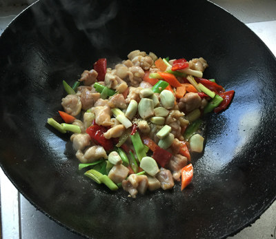 腊八蒜炒鸡丁,再放入鸡丁、腊八蒜,倒入调味汁,翻炒入味