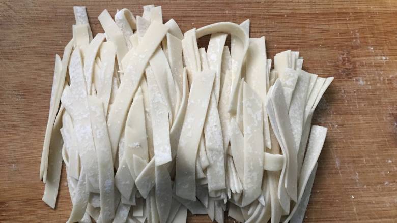 元气早餐:饺子皮做“蛤蜊什锦面片鸡蛋汤”,饺子皮切成细条;