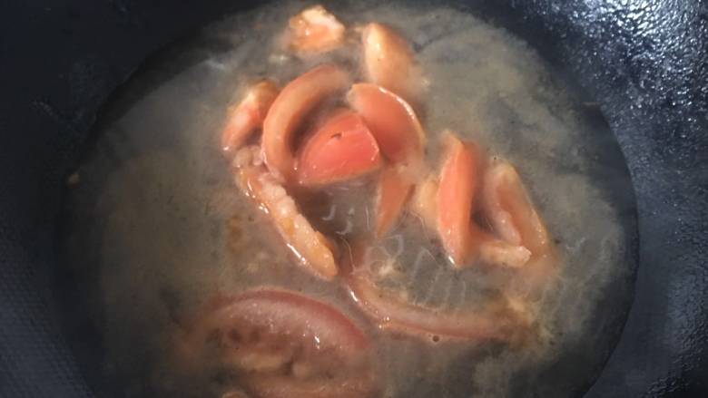 元气早餐:饺子皮做“蛤蜊什锦面片鸡蛋汤”,热油锅,翻炒西红柿,加入热水,煮开;