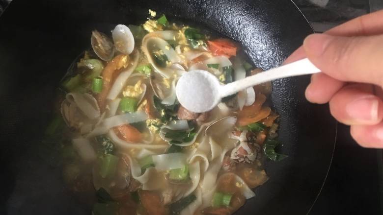 元气早餐:饺子皮做“蛤蜊什锦面片鸡蛋汤”,最后加一点盐提味;