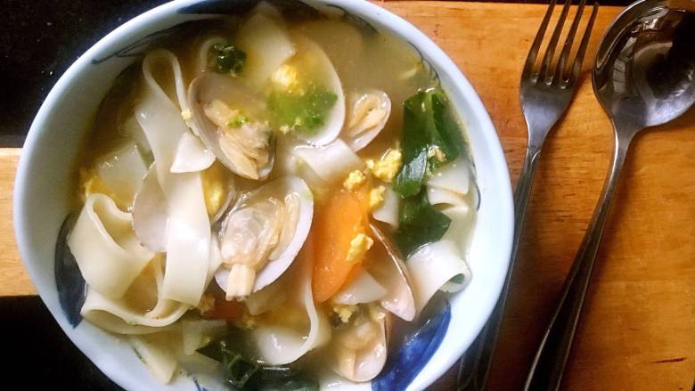 元气早餐:饺子皮做“蛤蜊什锦面片鸡蛋汤”,出锅,色彩诱人哦;