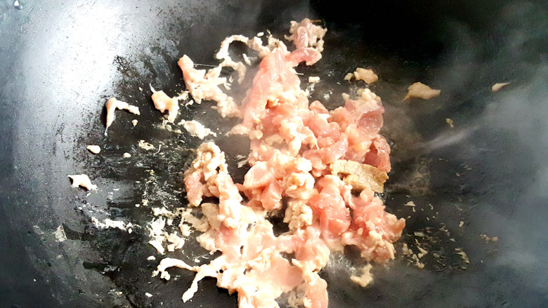 做春卷+经典原味春卷,锅中放油,倒入<a style='color:red;display:inline-block;' href='/shicai/ 4613'>肉丝</a>,翻炒数下,放入料酒。