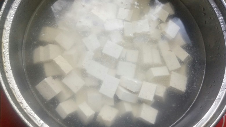麻婆豆腐(家常版),放入水里焯2分钟(焯过的豆腐不易碎)