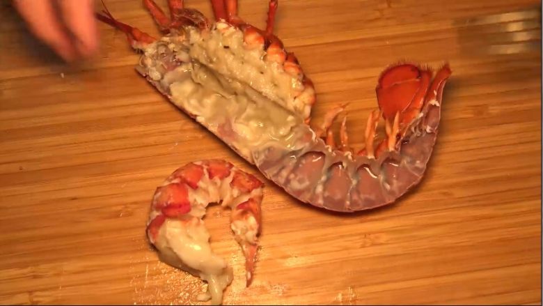【睦感料理】风风火火焗龙虾,将虾壳上的肉剥离出来,虾壳洗洗擦干备用