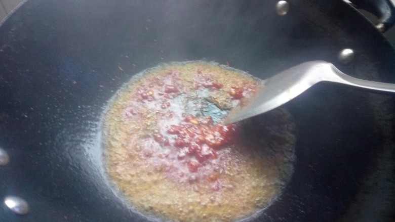 麻婆豆腐(家常版),待锅里油开始冒青烟时,倒入<a style='color:red;display:inline-block;' href='/shicai/ 705'>豆瓣酱</a>快速翻炒