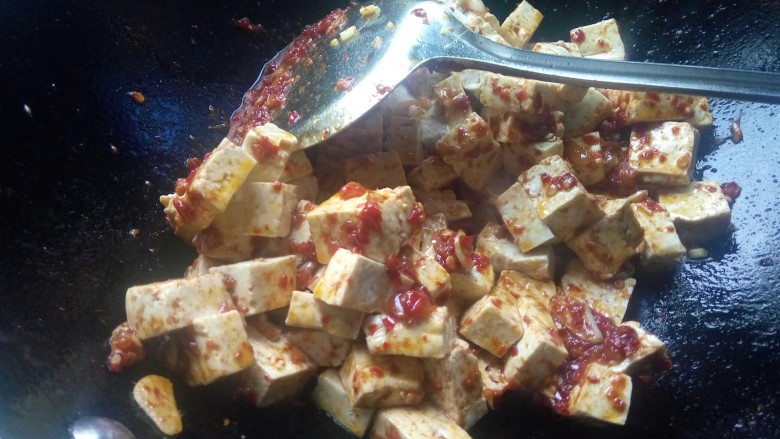 麻婆豆腐(家常版),再倒入豆腐翻炒,让豆腐裹上豆瓣酱