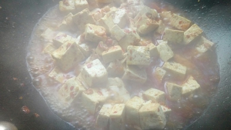 麻婆豆腐(家常版),锅里加入开水,撒点<a style='color:red;display:inline-block;' href='/shicai/ 12043'>花椒粉</a>,盖上锅盖,中火闷(因为豆瓣酱里调味都很齐了,所以不用放盐,这是家里自制的豆瓣酱,也可以买超市的郫县豆瓣酱)