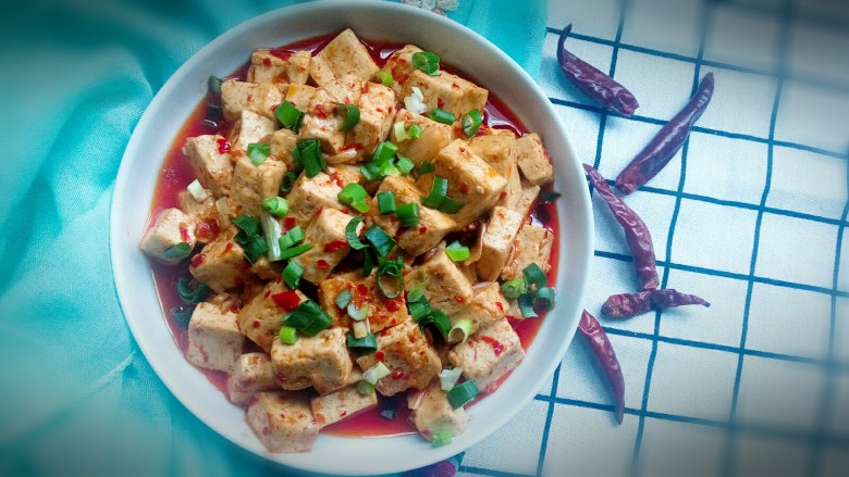 麻婆豆腐(家常版),出锅后撒上葱叶就可以了