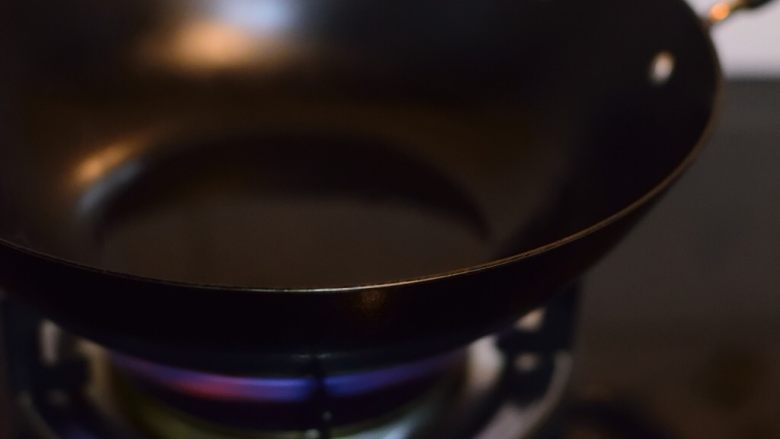 爽口年菜之“鱼虾满塘美极鲜”,大火热锅凉油,转小火。