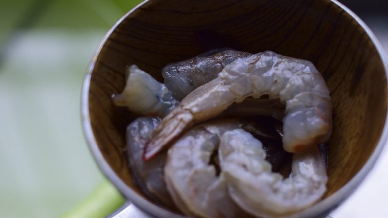 爽口年菜之“鱼虾满塘美极鲜”,虾去壳、去头、去泥肠,开背。