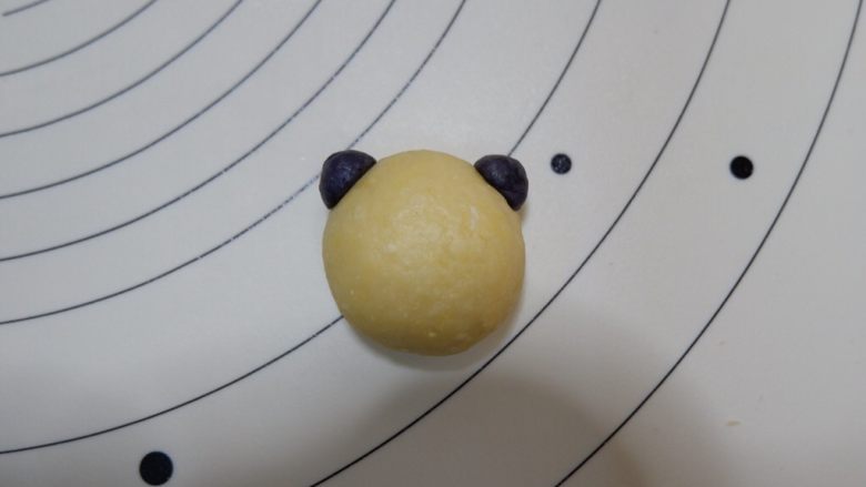 卡通熊猫烧果子(无糖无油),粘在两侧上方,做耳朵。