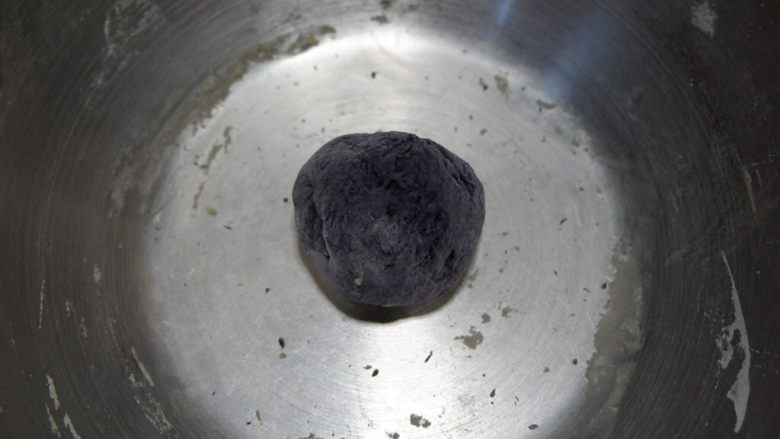 卡通熊猫烧果子(无糖无油),揉成黑色面团。