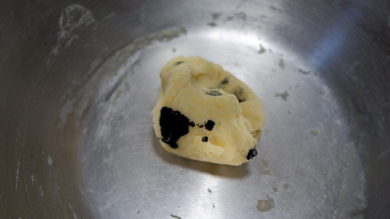 卡通熊猫烧果子(无糖无油),取出20g原色面团,加入一点黑色色素。