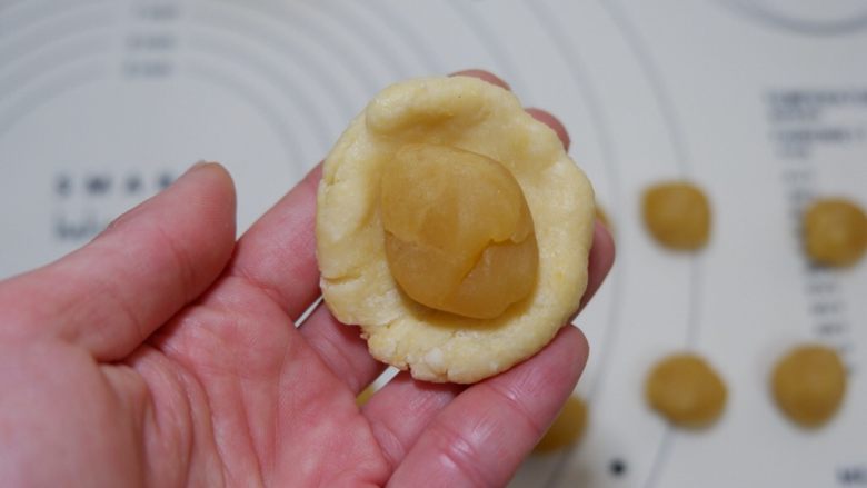 卡通熊猫烧果子(无糖无油),包入馅料。