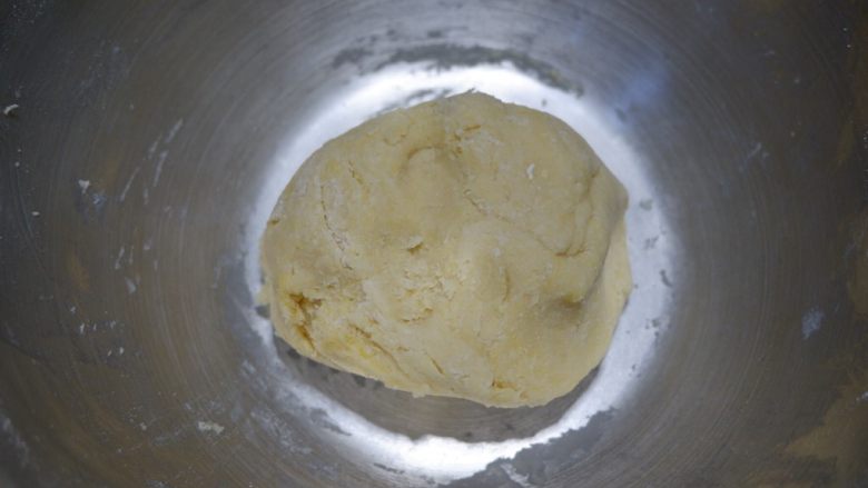 卡通熊猫烧果子(无糖无油),在用手揉成团。