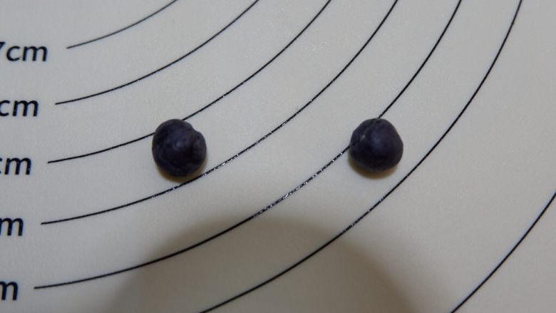 卡通熊猫烧果子(无糖无油),取适量黑色面团搓成圆球。